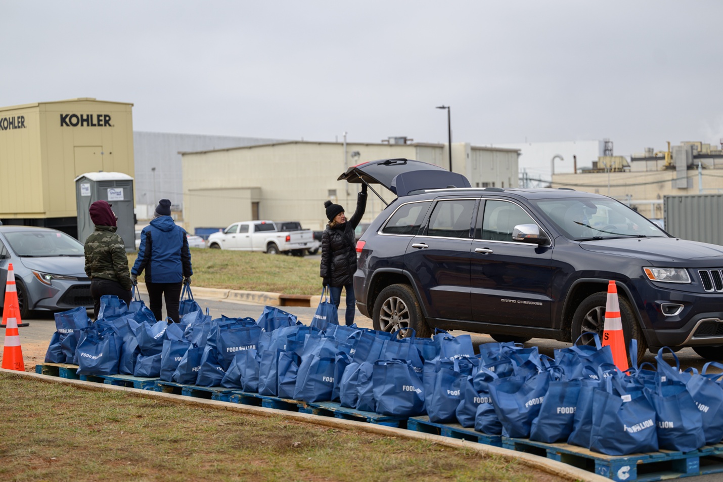 Volunteers from Reynolds American collaborate with Second Harvest Food Bank and Happy Dirt to provide food donations.